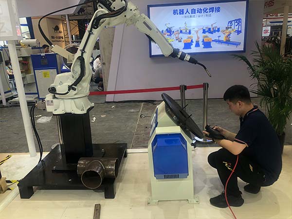 工业机械人焊接工作站通用性强
